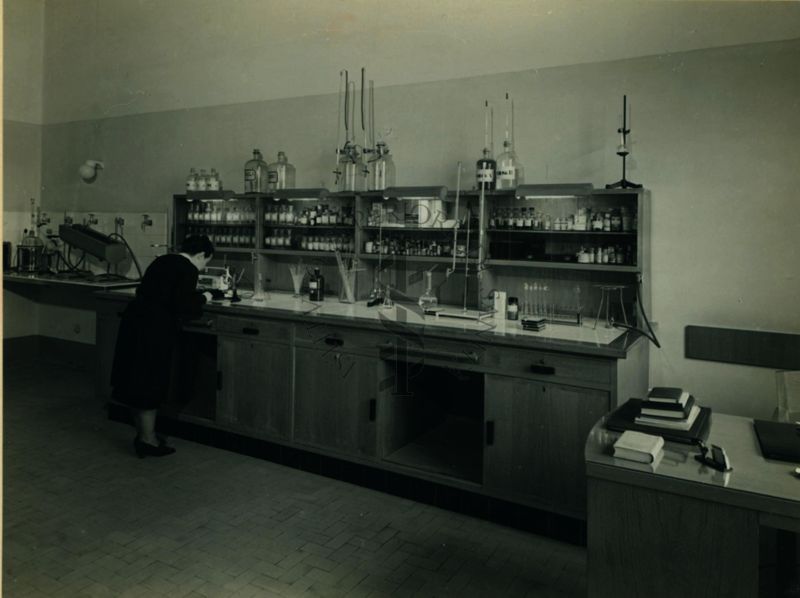 Immagine della sala per il controllo delle specialità medicinali del laboratorio di chimica dell'Istituto di Sanità Pubblica