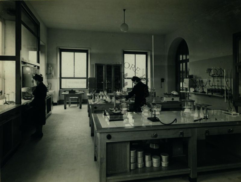 Immagine della sala per analisi di farine, pane, paste, ecc. del laboratorio di chimica dell'Istituto di Sanità Pubblica