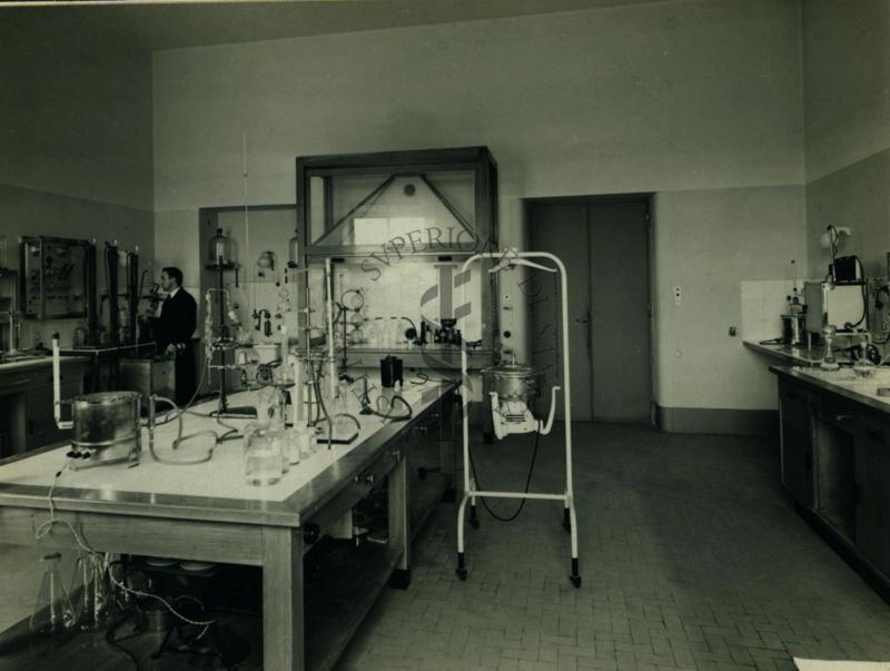 Immagine della sala di ricerche, studi e analisi di farine e lieviti del laboratorio di chimica dell'Istituto di Sanità Pubblica