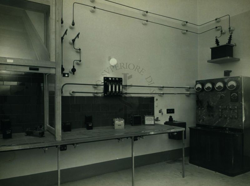 Immagine della sala per esperienze di apparecchi elettrici del laboratorio di chimica dell'Istituto di Sanità Pubblica