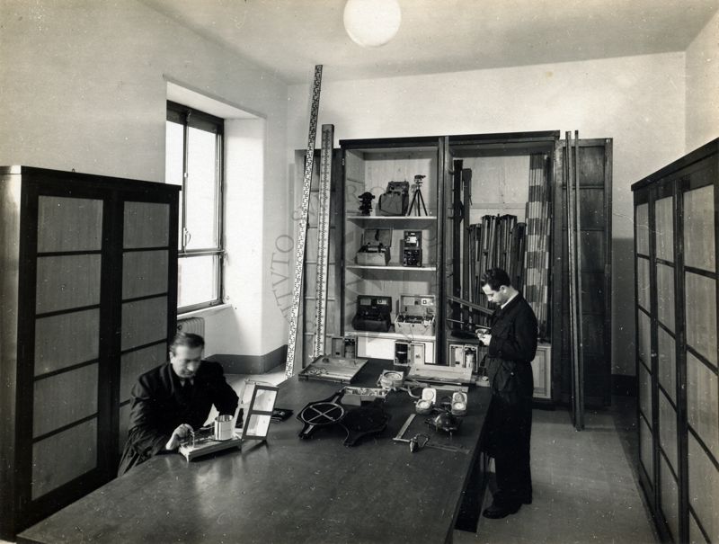 Immagine della sala con strumenti topografici e geodetici e apparecchi vari del laboratorio di ingegneria sanitaria dell'Istituto di Sanità Pubblica