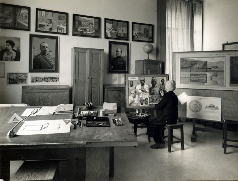 Immagine della sala di disegno del laboratorio di ingegneria sanitaria dell'Istituto di Sanità Pubblica