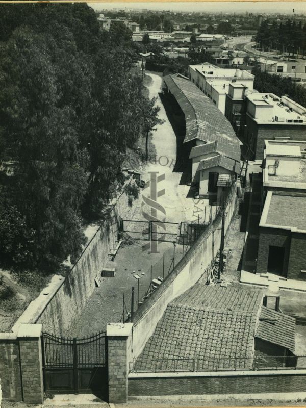 Limite tra gli stabulari dell'Istituto Superiore di Sanità e il centro chimico militare sul Viale del Castro Laurenziano