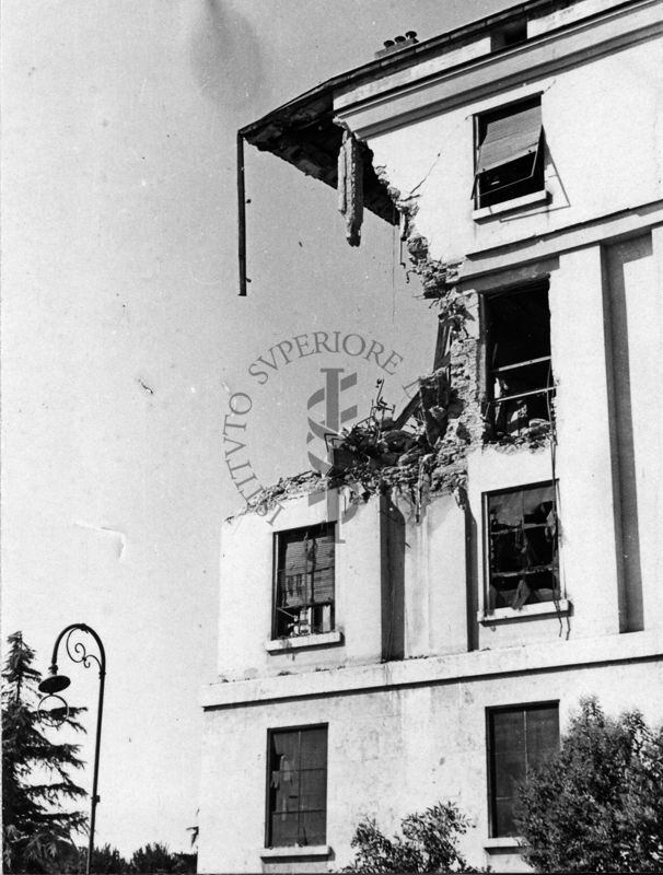 Demolizione provocata dallo scoppio di una bomba area nemica, caduta durante il bombardamento di Roma (laboratorio di chimica e batteriologia)