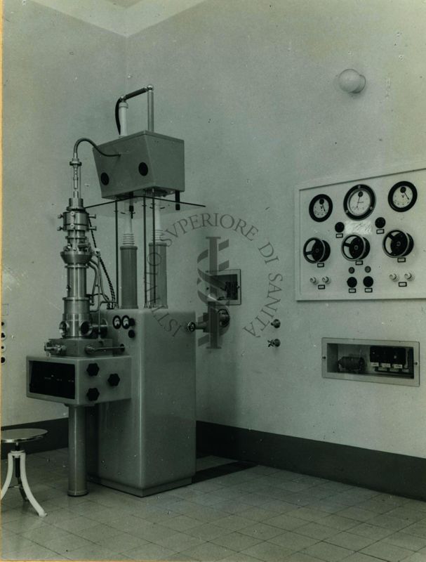 Immagine di un microscopio elettronico costruito e installato nel laboratorio di Fisica dell'Istituto Superiore di Sanità