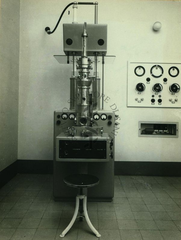 Immagine di un microscopio elettronico costruito e installato nel laboratorio di Fisica dell'Istituto Superiore di Sanità, 1946