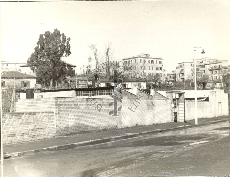 Una delle tre inquadrature che mostra il Limite del terreno dove dovrà sorgere l'Istituto per la fabbricazione della Penicillina