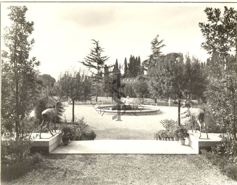 Immagine di un angolo del giardino (con vasca centrale) dell'Istituto Superiore di Sanità