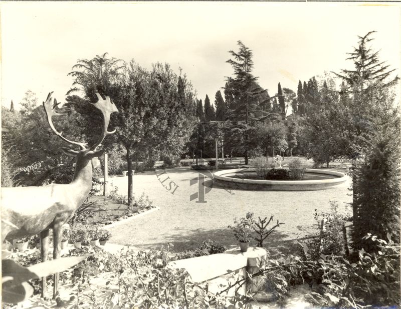 Immagine di un angolo del giardino dell'Istituto Superiore di Sanità