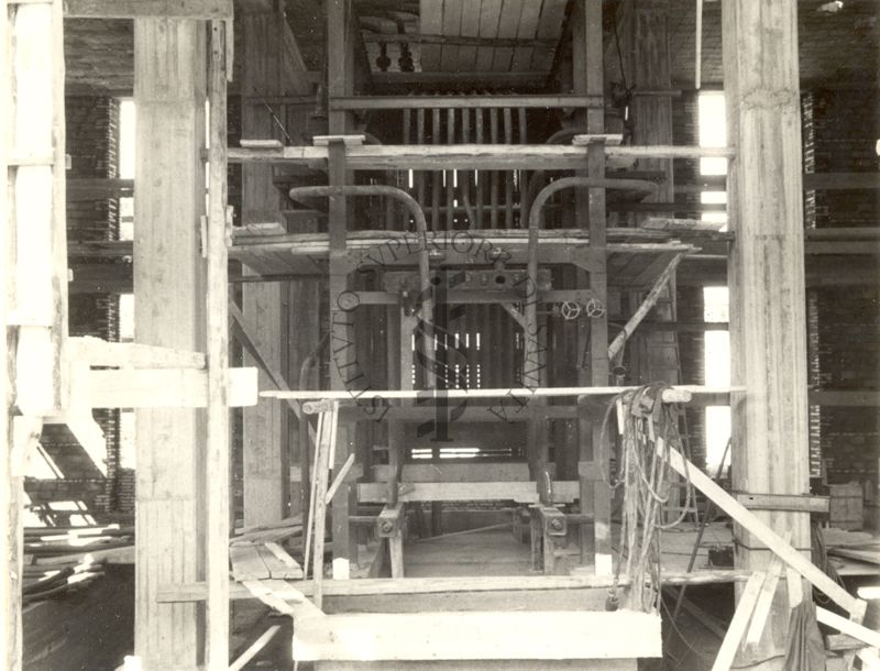 Immagine della centrale termica, ancora in costruzione, della Fabbrica di penicillina