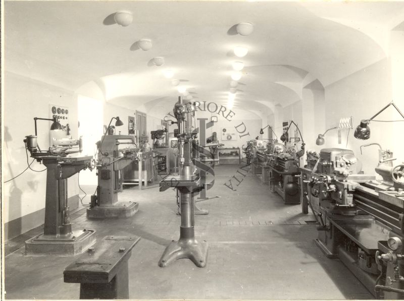 Immagine di un lato dell'officina meccanica del laboratorio di Ingegneria Sanitaria dell'Istituto Superiore di Sanità