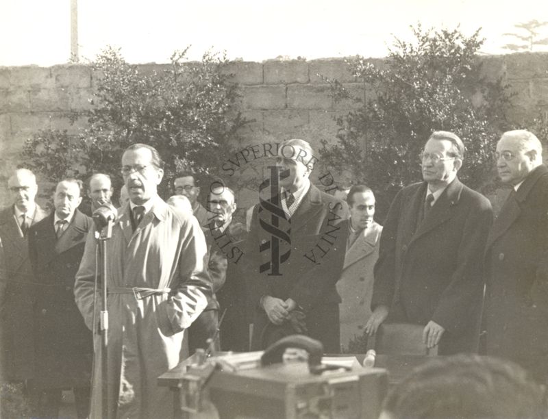 Cerimonia della posa della prima pietra per l'erigendo Istituto della Penicillina. Parla il prof. Nicola Perotti Alto Commissario per l'Igiene e la Sanità Pubblica, alla sua sinistra l'Ambasciatore d'America James Clement Dunn, segue il Presidente del Consiglio Alcide de Gasperi, infine il prof. Domenico Marotta