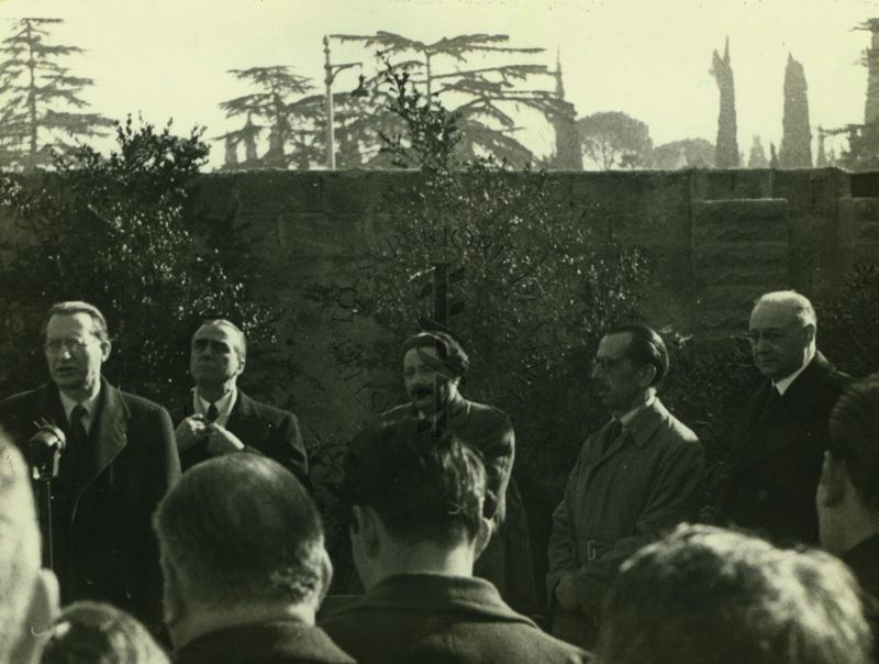 Cerimonia della posa della prima pietra per l'erigendo Istituto della Penicillina. Parla il Presidente del Consiglio on. Alcide de Gasperi, dietro di lui l'Ambasciatore d'America James Clement Dunn, alla sua sinistra il premio Nobel per la medicina e la fisiologia Ernst Boris Chain, segue il prof. Nicola Perotti Alto Commissario per l'Igiene e la Sanità Pubblica, infine il prof. Domenico Marotta