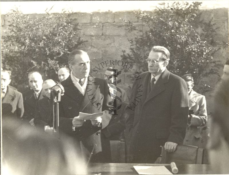 Cerimonia della posa della prima pietra per l'erigendo Istituto della Penicillina. Parla l'Ambasciatore d'America James Clement Dunn, alla sua sinistra il Presidente del Consiglio on. Alcide de Gasperi