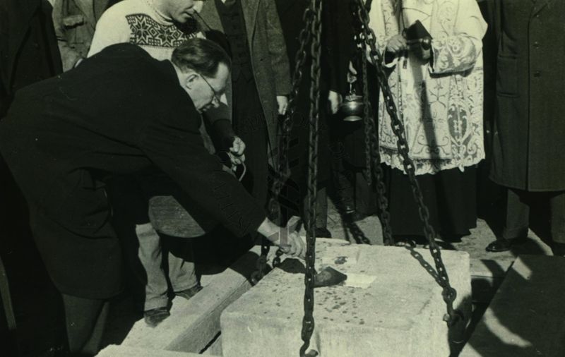 Cerimonia della posa della prima pietra per l'erigendo Istituto della Penicillina.
L'on. Alcide De Gasperi sta murando la pergamena