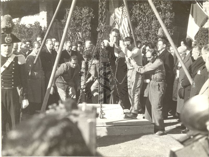 Cerimonia della posa della prima pietra per l'erigendo Istituto della Penicillina.
La prima pietra scende nel terreno