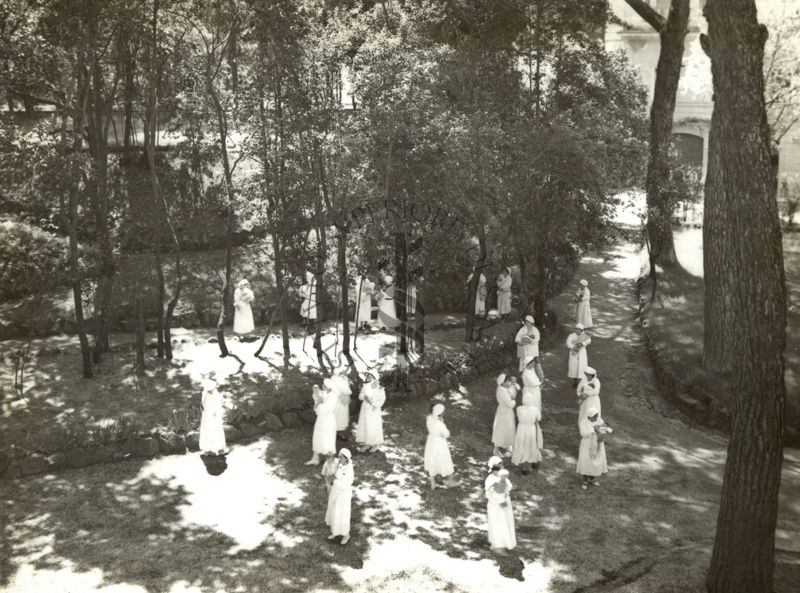 Brefotrofio di Roma - Balie nel parco