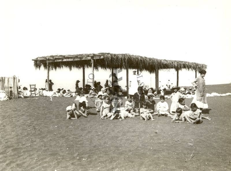 Colonia marina per i Figli dei Richiamati alle armi - Ladispoli (Roma): bambini intenti a giocare sulla spiaggia