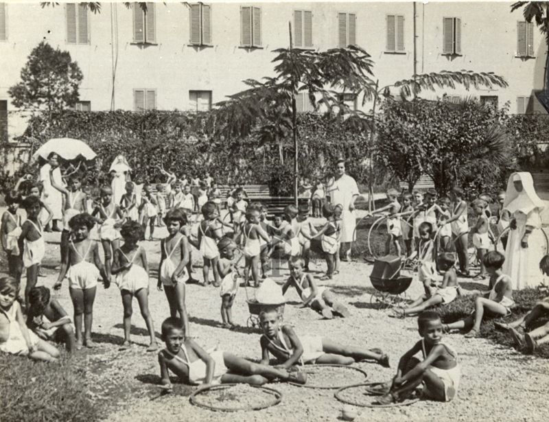 Colonia diurna del Governatorato di Roma - gruppo di bambini alle prese con varie attività