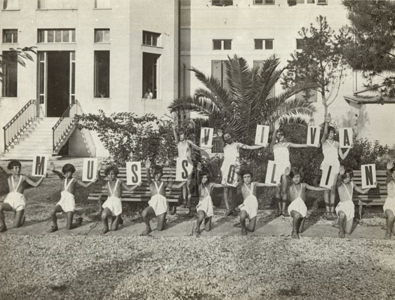 Colonia diurna del Governatorato di Roma - gruppo di bambine alle prese con esercizi ginnici
