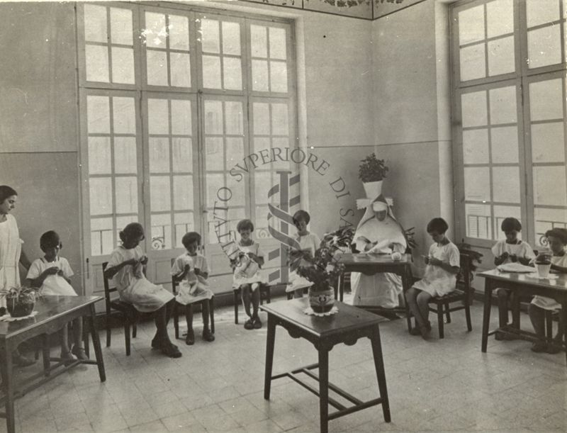 Colonia diurna del Governatorato di Roma - gruppo di bambine mentre eseguono il lavoro di cucito