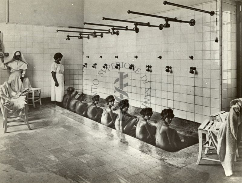 Colonia diurna del Governatorato di Roma - gruppo di bambine al bagno