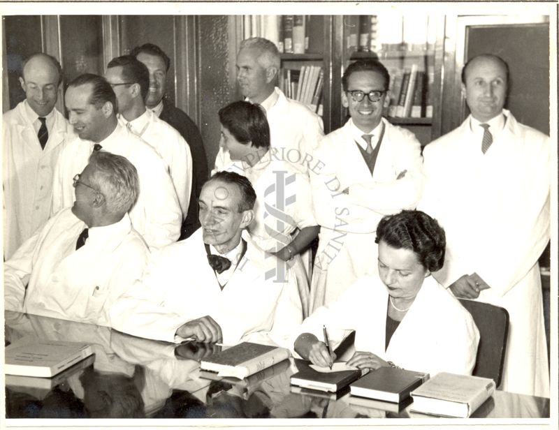 Foto di Gruppo con i collaboratori del Prof. Bovet. Seduti (da sinistra a destra): Giovanni Battista Marini Bettòlo, Daniel Bovet e Filomena Bovet Nitti; in piedi: Nicola Gossweiler, Luca Renzi, Guido Settimj, Paolo Chiapponi, Maria Amalia Ciasca, Stefano Chiavarelli, Vittorio Rosnati, Gian Luigi Gatti