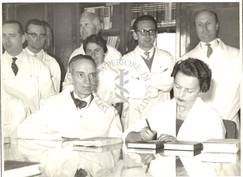 Foto di Gruppo con i collaboratori del Prof. Bovet. Seduti (da sinistra a destra): Daniel Bovet e Filomena Bovet Nitti; in piedi: Luca Renzi, Guido Settimj, Paolo Chiapponi, Maria Amalia Ciasca, Stefano Chiavarelli, Vittorio Rosnati, Gian Luigi Gatti