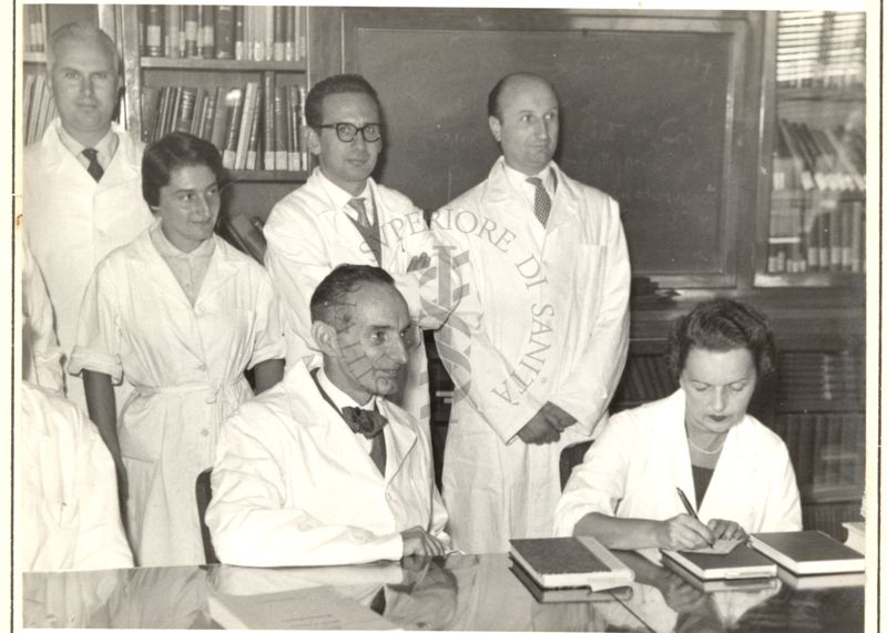 Foto di Gruppo con i collaboratori del Prof. Bovet. Seduti (da sinistra a destra): Daniel Bovet e Filomena Bovet Nitti; in piedi: Stefano Chiavarelli, Maria Amalia Ciasca, Vittorio Rosnati, Gian Luigi Gatti