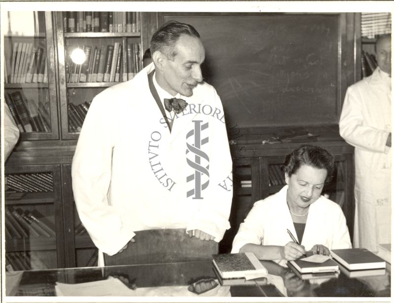 Foto di Gruppo con i collaboratori del Prof. Bovet. Da sinistra a destra: Daniel Bovet e Filomena Bovet Nitti; sullo sfondo a destra Gian Luigi Gatti