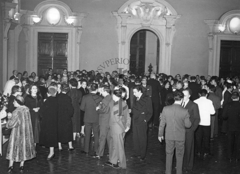 Al centro della foto si individuano il Prof. Daniel Bovet con accanto la moglie, Dr.ssa Filomena Nitti e, di spalle, più a sinistra, il Prof. Giovanni Battista Marini Bettolo