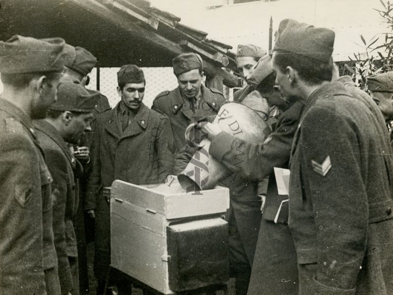 Esercitazione di preparazione e spargimento del Verde di Parigi da parte dei partecipanti al Corso di Malariologia per il R° Esercito