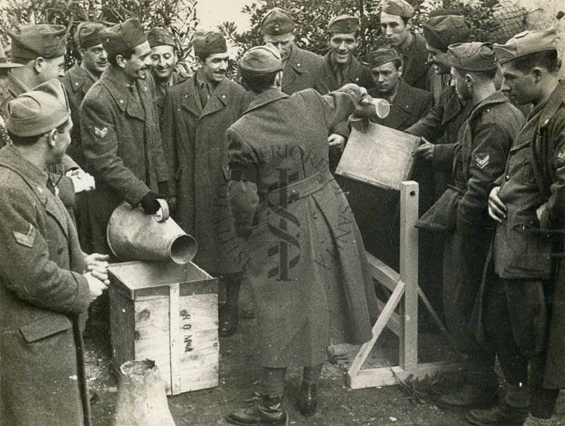 Esercitazione di preparazione e spargimento del Verde di Parigi da parte dei partecipanti al Corso di Malariologia per il R° Esercito