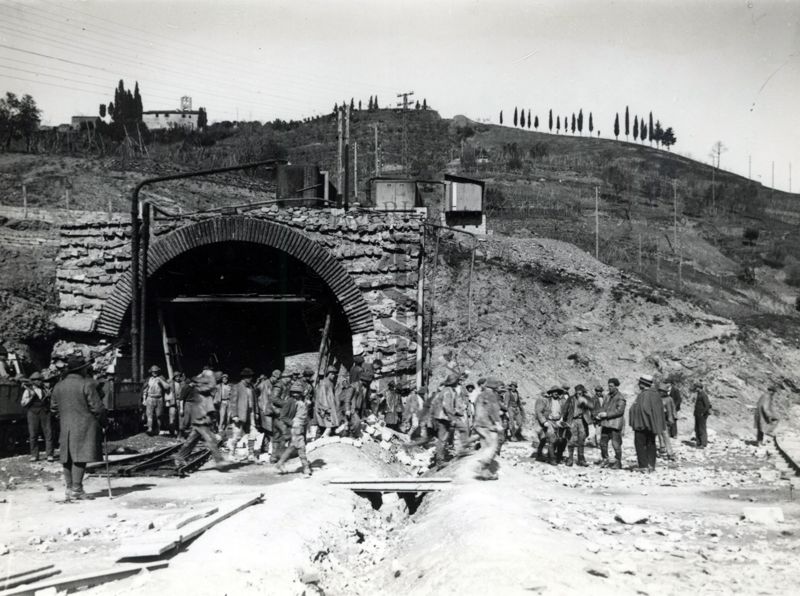 Direttissima Firenze-Bologna: cantiere di Vernio. Uscita degli operai dalla galleria e loro avviamento ai bagni alle docce e ai lavandini