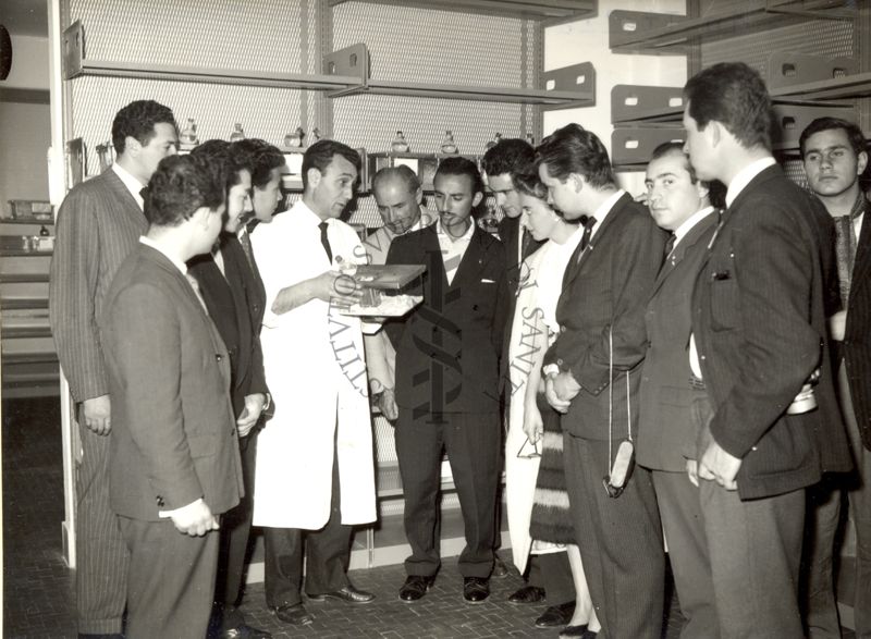 Un gruppo di studenti laureandi in Veterinaria dell'Università del Cile, accompagnati dall'Ambasciatore in Italia S. E. Santiago La Barca, visita l'Istituto Superiore di Sanità