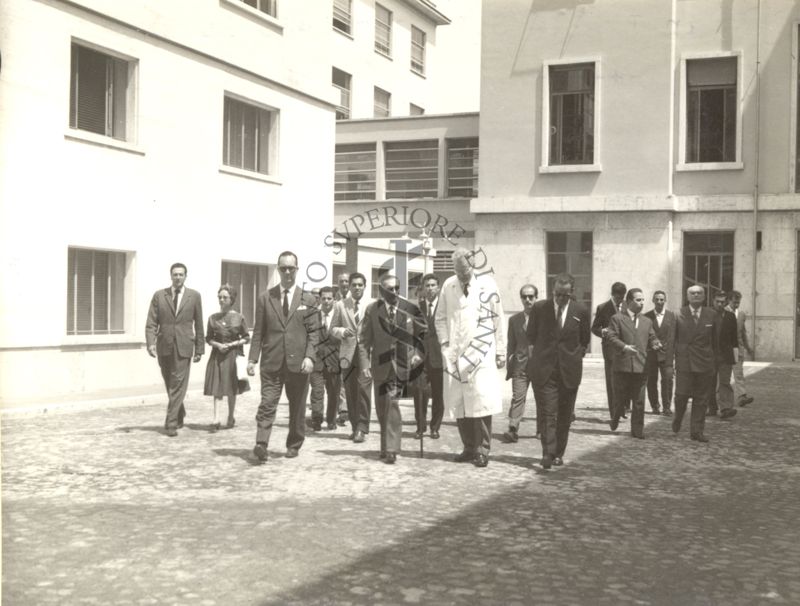 Un gruppo di studenti laureandi in Veterinaria dell'Università del Cile, accompagnati dall'Ambasciatore in Italia S. E. Santiago La Barca, visita l'Istituto Superiore di Sanità