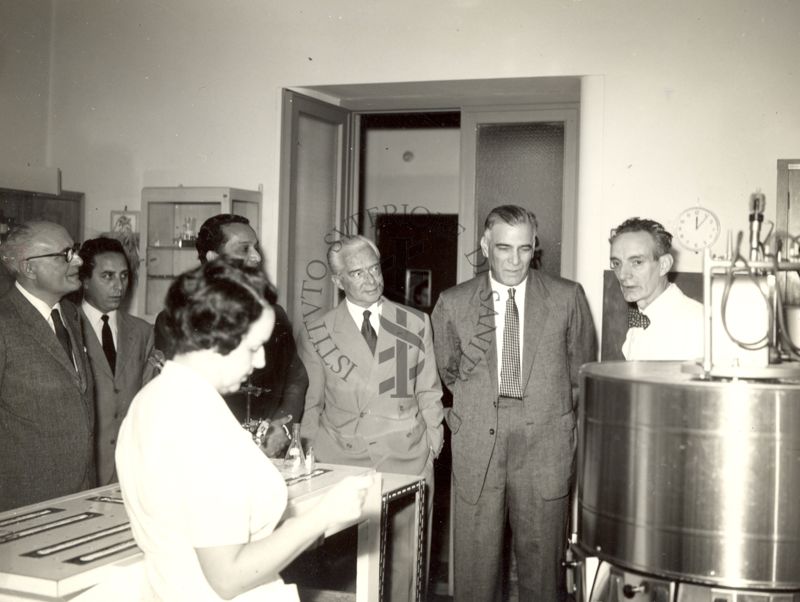 Il Ministro della Sanità del Pakistan e l'ambasciatore visitano l'Istituto Superiore di Sanità; il Prof. Daniel Bovet (primo a destra) e la Dr.ssa Filomena Nitti illustrano il laboratorio di Chimica Terapeutica in presenza del Prof. Giuseppe Russo (al centro in abito chiaro)