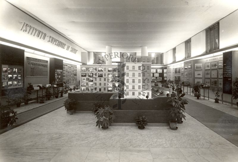 Interni e vedute varie dello Stand allestito dall'Istituto Superiore di Sanità alla Mostra Internazionale della Sanità all'E.U.R. - il Plastico dell'Istituto