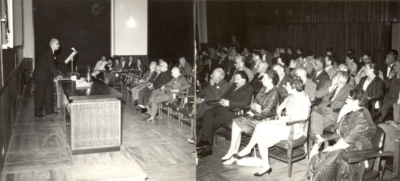 Conferenza del Prof. Hans Hermann Weber (a sinistra) tenuta nell'attuale aula Bovet dell'Istituto Superiore di Sanità; tra i partecipanti seduti in prima fila, notiamo: la Dr.ssa Anne Beloff Chain (seconda da destra); il Prof. Erns Boris Chain (quarto da destra); il Prof. Domenico Marotta (seduto centralmente); in seconda fila, verso la parete: il Prof. Giovanni Battista Marini Bettolo Marconi