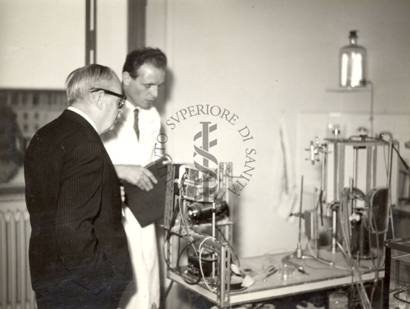 Il Prof. Bernard Houssay visita l'Istituto Superiore di Sanità; il Prof. Amilcare Carpi de Resmini, in camice bianco, mostra il laboratorio