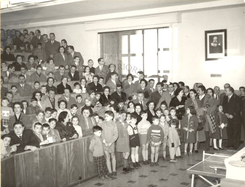 aula piena di bambini in occasione dell'Epifania in Istituto (foto erroneamente inserita in questo servizio)