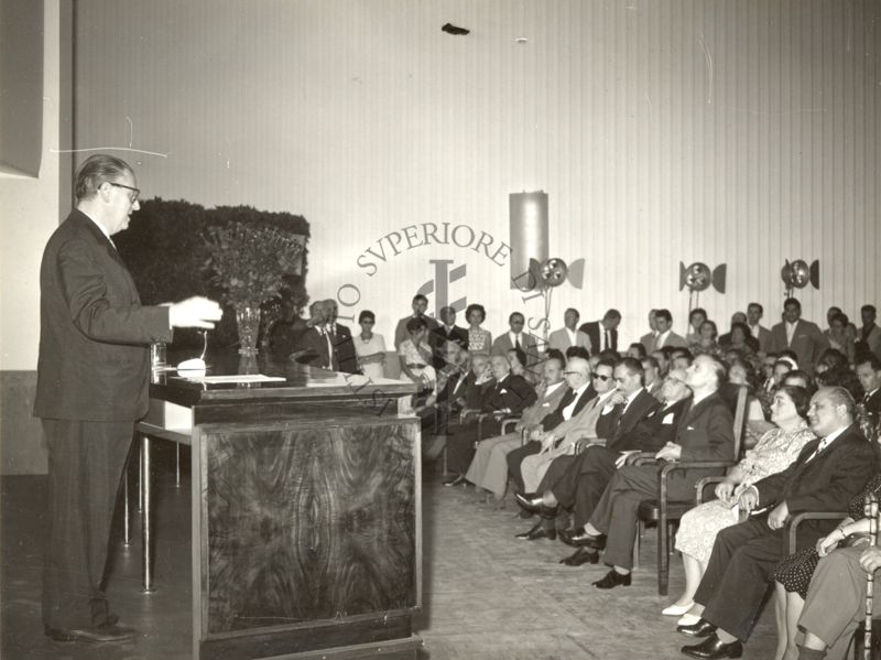 Manifestazione per i 25 anni di direzione dell'Istituto Superiore di Sanità da parte del Prof. Domenico Marotta: intervento in aula magna del Prof. Giuseppe Penso; seduti in prima fila si riconoscono: il Prof. Domenico Marotta e l'Onorevole Camillo Giardina