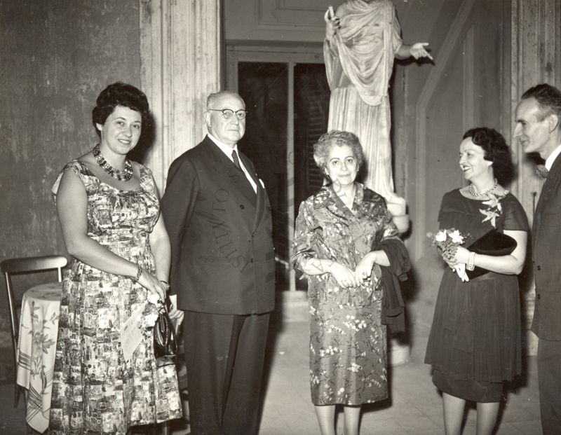 Manifestazione per i 25 anni di direzione dell'Istituto Superiore di Sanità da parte del Prof. Domenico Marotta: nella foto partendo da sinistra: Dr.ssa Maria Marotta, il Prof. Domenico Marotta e la sua consorte Vittoria Melograni, la Dr.ssa Filomena Nitti ed in fine il Prof. Daniel Bovet