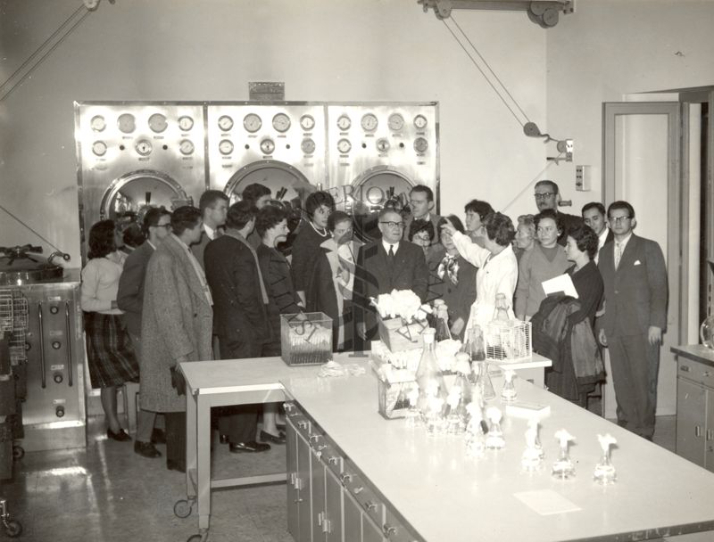 Visita di un gruppo di laureati farmacisti dell'Università di Buenos Ayres - Laboratori dell'Istituto