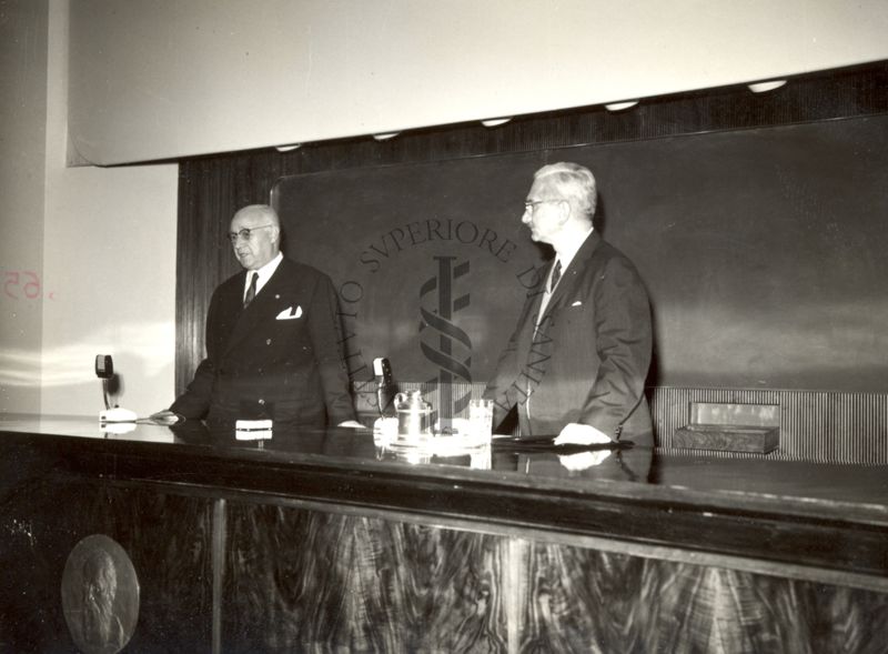 Conferenza del Prof. Albert Bruce Sabin (a destra) con il Prof. Domenico Marotta (a sinistra) in aula magna