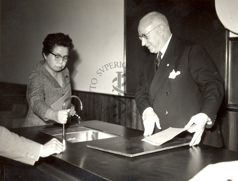 La senatrice giapponese Fuku Yokoyama ed il Prof. Domenico Marotta mentre osservano il bancone con un lavabo nell'aula dedicata successivamente a Daniel Bovet