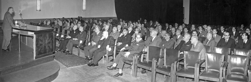 Panoramica dell'aula magna in occasione dell'intervento del Prof. Attilio Omodei Zorini, Direttore della Clinica Tisiologica dell'Università e del Centro Studi "C. Forlanini" di Roma