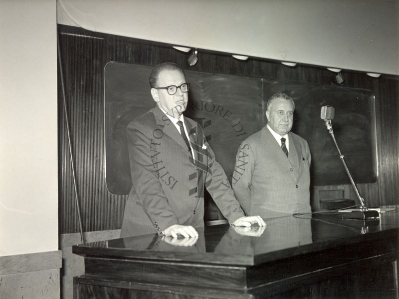 Intervento di altro ospite alla Conferenza del Prof. Attilio Omodei Zorini (sul lato destro), Direttore della Clinica Tisiologica dell'Università e del Centro Studi "C. Forlanini" di Roma