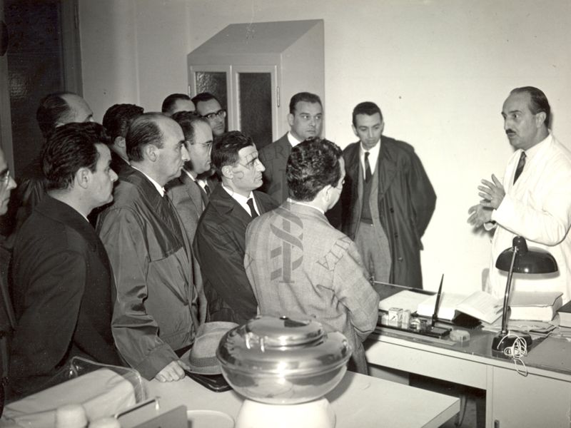 Gruppo di medici funzionari dell'I.N.A.M. visitano un laboratorio dell'I.S.S.