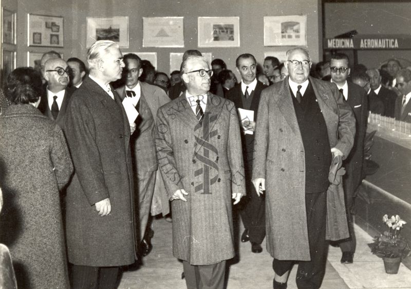 Gruppo di persone inaugurano la Mostra della Sanità alla presenza del Presidente della Repubblica Giovanni Gronchi